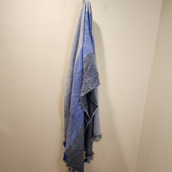 VINCE CAMUTO 2 TONES large Tassel acrylic scarf - Picture 4 of 8